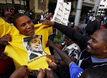 Partidarios de la escisión del ANC con una camiseta de Mosiuoa <i>Terror</i> Lekota, fundador del nuevo partido, el sábado en Johannesburgo.