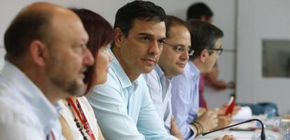 El secretario general del PSOE, Pedro S&aacute;nchez (3i), junto al secretario de Organizaci&oacute;n y Acci&oacute;n electoral, C&eacute;sar Luena (2d), y el secretario de Acci&oacute;n Pol&iacute;tica y Ciudadana, Patxi L&oacute;pez (d), la presidenta del partido, Micaela Navarro (2i), y el secretario de Pol&iacute;tica Federal, Antonio Pradas (i), durante la reuni&oacute;n hoy del Comit&eacute; Federal del PSOE.