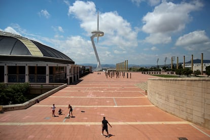 El Palau Sant Jordi y, al fondo, la torre de telecomunicaciones obra de Santiago Calatrava.