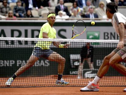 Nadal y Federer pelotean en la red durante la semifinal disputada en la central de Roland Garros.