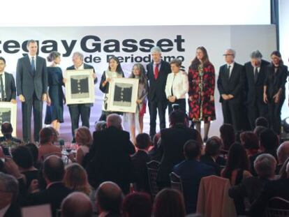 Los Reyes, junto a los premiados y los miembros del jurado, anoche, durante la ceremonia de entrega de los galardones.