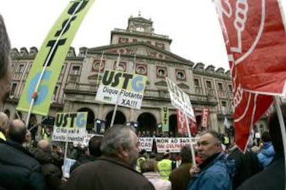 Miles de personas se manifestaron hoy en Ferrol convocadas por los comités de Navantia y de las empresas auxiliares por la defensa del sector naval y la construcción del dique flotante.