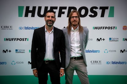 Javier Escartín Gómez (a la izquierda), redactor jefe de política de 'El Huffpost', y Pablo Fernández, secretario de organización y coportavoz de Podemos.
