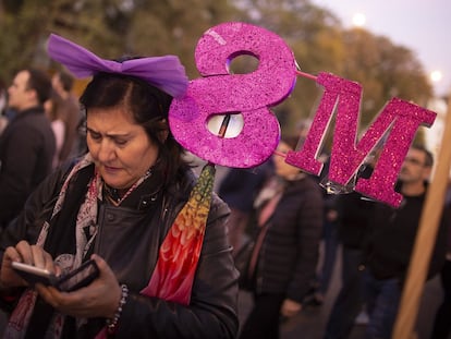 Una mujer participaba en la manifestación del Día de la Mujer en Sevilla en 2022.