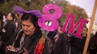 Una mujer participa en la manifestación del Día de la Mujer en Sevilla en 2019.