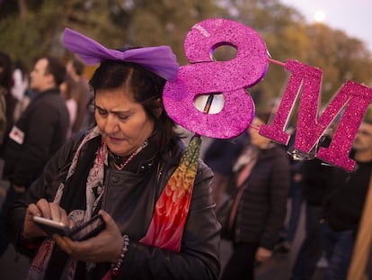 Una mujer participa en la manifestación del Día de la Mujer en Sevilla en 2019.