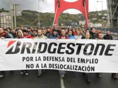 Trabajadores de Bridgestone en rechazo al ERE -Expediente de Regulación de Empleo- de extinción de contratos presentado por la dirección el pasado año. EFE/Archivo