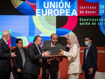 Brian Glynn, representante de la Unión Europea, recibe un obsequio de manos de Khoula Al Mujaini, Directora de Ferias y Festivales de la Autoridad del Libro de Sharjah, durante la ceremonia de clausura de la FIL de Guadalajara, el 4 de diciembre.