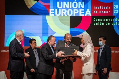Brian Glynn, representante de la Unión Europea, recibe un obsequio de manos de Khoula Al Mujaini, Directora de Ferias y Festivales de la Autoridad del Libro de Sharjah, durante la ceremonia de clausura de la FIL de Guadalajara, el 4 de diciembre.