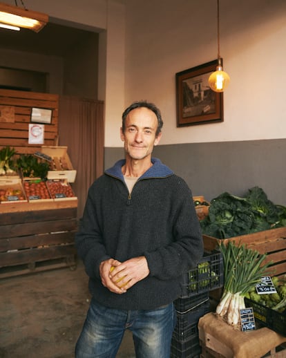 Marcel Tort, agricultor e ingeniero técnico agrícola, en su agrotienda. 