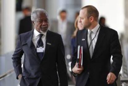 Kofi Annan (izda), ex secretario general de la ONU y presidente de la Fundación Kofi Annan, a su llegada a una rueda de prensa en el marco del Foro Económco Mundial celebrado en Ciudad del Cabo (Sudáfrica).