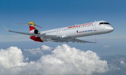 Avi&oacute;n CRJ 1000 de Air Nostrum rotulado con los colores de Iberia.