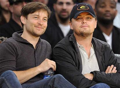 Toby Maguire (izquierda) se ha dejado la máscara de Spiderman en casa para disfrutar, junto a Leonardo DiCaprio, del partido que ha clasificado a Los Lakers para las semifinales de conferencia.