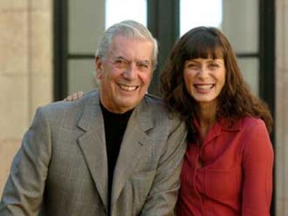 Mario Vargas Llosa y Aitana Sánchez-Gijón, ayer en el Palau de la Virreina, en Barcelona.