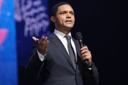 Trevor Noah, presentador del informativo satírico The Daily Show, narró en su imprescindible biografía Prohibido nacer cómo la xenofobia había moldeado su vida. Nacido en la Sudáfrica del apartheid, su sola existencia ya era un crimen. “El racismo es un problema, como el alcoholismo, que hay que curar. Es hereditario, se lo enseñas a tus hijos. Crece de generación en generación. Si lo tratáramos como una enfermedad, no rechazaríamos a los demás”, afirma.