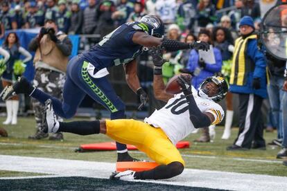 Martavis Bryant (10) logra un touchdown para los Pittsburgh Steelers.