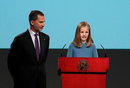 Al cumplir 13 años la princesa Leonor realizó su primer discurso en solitario. Fue en el Instituto Cervantes de Madrid, cuando la heredera al trono leyó el artículo primero de la Constitución Española, acompañada por su padre, el rey Felipe. Su madre, la reina Letizia, la observó atenta y emocionada desde la primera fila.