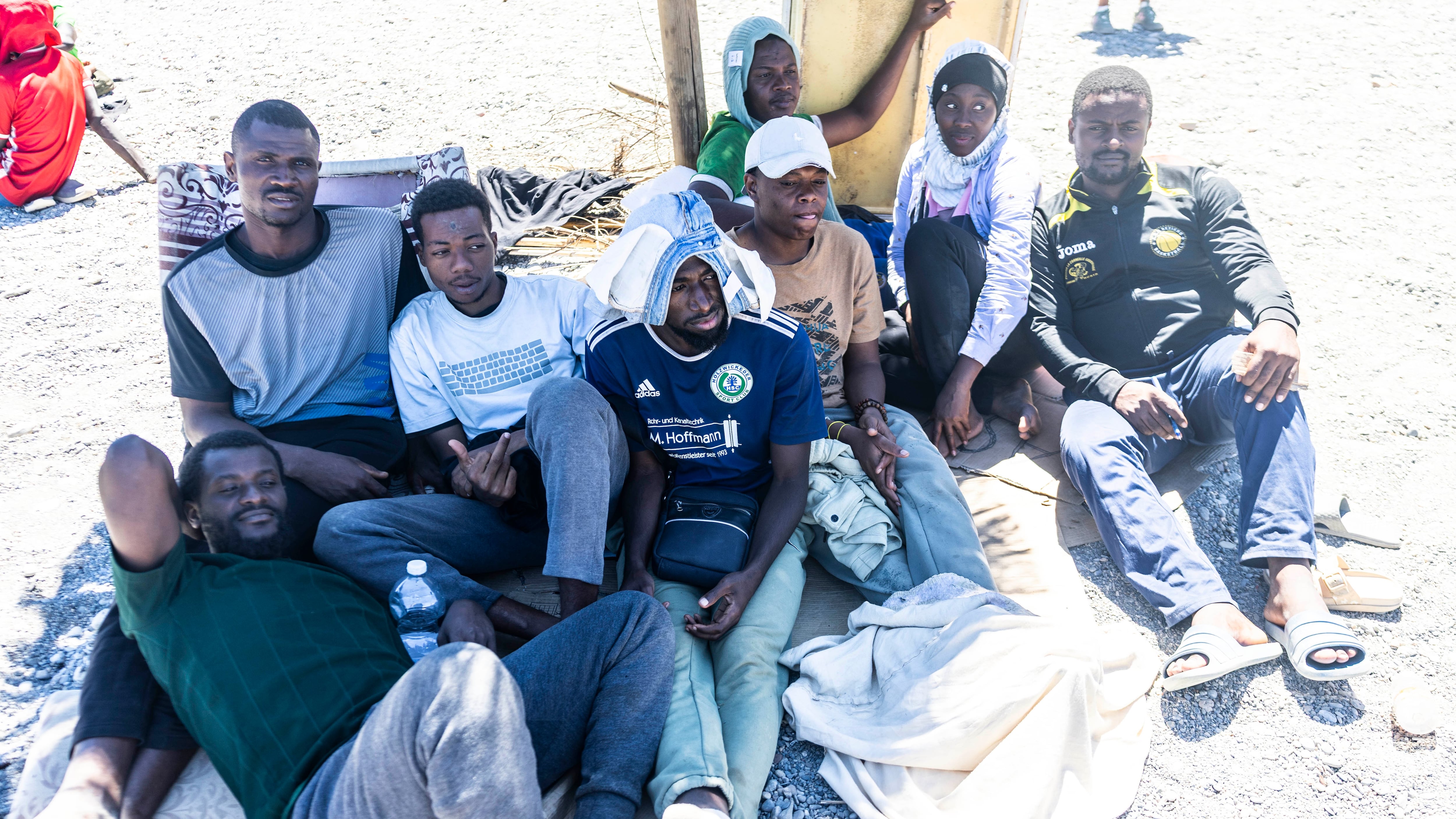 Trampolín Beach: the shelter in the open sun for hundreds of sub-Saharans who resist in search of asylum