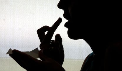Joven consumiendo una droga sintética con la yema de los dedos.