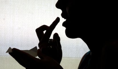 Joven consumiendo una droga sint&eacute;tica con la yema de los dedos.