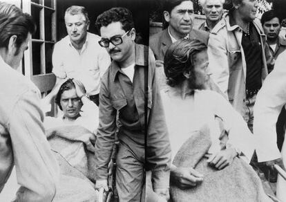 Doctores y enfermeros reciben a dos de los supervivientes del accidente de Los Andes en 1972 tras su rescate.