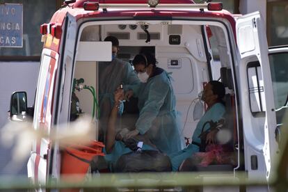 Pacientes reciben atención médica en una ambulancia frente al Asa Norte Hospital, en Brasilia.