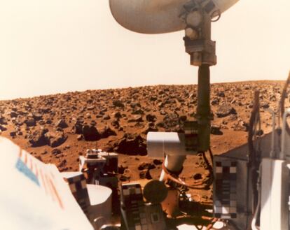 El programa Viking, de la NASA, consistió en dos misiones no tripuladas a Marte y se enviaron imágenes del planeta por primera vez en la historia. El Viking I se lanzó el 20 de agosto de 1975 y el Viking II, el 9 de septiembre de ese mismo año. 