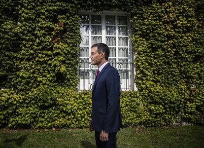 El presidente del Gobierno, Pedro Sánchez, posa en los jardines de La Moncloa durante una entrevista, el 31 de agosto de 2019.