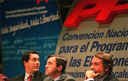 José María Michavila, Ángel Acebes y Jaime Mayor, ayer, en la convención que el PP celebró en Valencia.