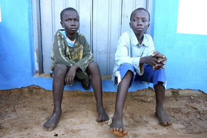 Joe, de 10 años, y Kwame, de 12, son hermanos que fueron vendidos por su madre a un pescador del poblado de Yeji. Después de dos años, se escaparon y fueron adoptados por una familia en el pueblo de pescadores de Senya. Joe comparte tu experiencia de abuso y hambre. “Nuestro amo en Yeji no era una buena persona. A veces utilizaba un remo para golpearnos. Otras veces nos obligaba a sumergirnos para desenredar las redes, y nos pegaba. Sólo nos daba de comer una vez al día. Una día estábamos muy hambrientos cuando teníamos que desenredar una red bajo agua. Cuando subimos la red al bote, se nos cayó la red al mar de nuevo. Nos enfadamos mucho”.