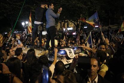 Cuixart y Sánchez encima de un vehículo policial el pasado mes de septiembre.