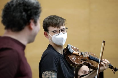 El concertino boliviano Andreas Siles, con el director Gustavo Dudamel, en el último ensayo en Madrid de la Orquesta del Encuentro antes de emprender la gira que les llevó a Oviedo, Santa Cruz de Tenerife y Las Palmas de Gran Canaria. La orquesta, reunida por la Fundación Dudamel, se compone de 59 músicos entre 18 y 24 años procedentes de 12 países, la mayoría latinoamericanos.