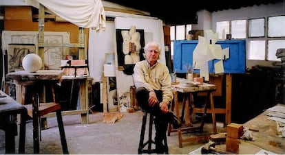 Jordi Fornas, ya entregado a la pintura, en su estudio.