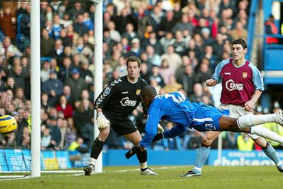 Gallas se lanza en plancha para marcar el gol de la victoria de ayer del Chelsea sobre el Aston Villa.