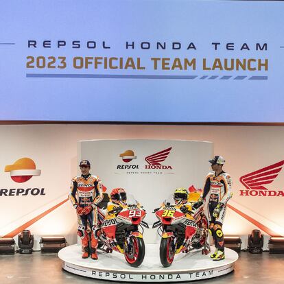 Marc Márquez y Joan Mir presentaron, en las instalaciones de Repsol en Madrid, la Honda RC213V con la que competirán en el Campeonato del Mundo de MotoGP 2023. Márquez aseguró que no renuncia a nada y que su objetivo, “lógicamente”, es pensar en el título mundial. Por su parte, Mir, última incorporación al equipo, reconoció que está “supernervioso”, porque se ha imaginado muchas veces con estos colores puestos y tiene “muchas ganas de empezar”.