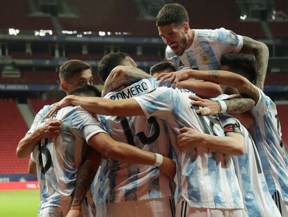 Los futbolistas de Argentina celebran el gol de Guido Rodríguez, en la Copa América