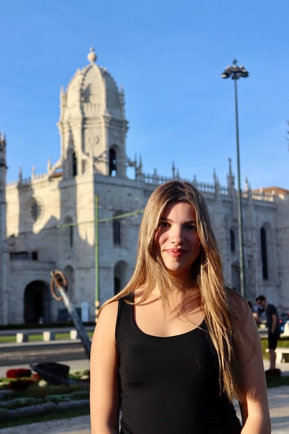 La infanta Sofía posa frente al monstario de los Jerónimos en Bélem, Portugal.