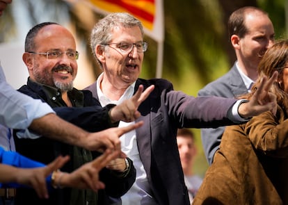 El presidente del PP, Alberto Núñez Feijóo (en el centro) junto al candidato a la presidencia de la Generalitat Alejandro Fernández (izquierda) durante un mitin-butifarrada este sábado en Badalona.