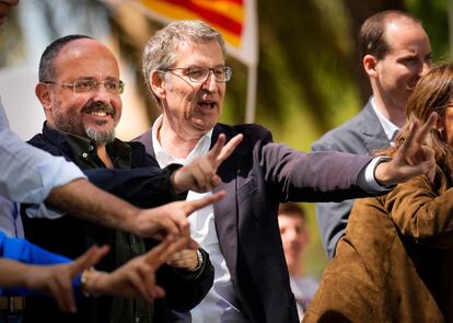 El presidente del PP, Alberto Núñez Feijóo (en el centro) junto al candidato a la presidencia de la Generalitat Alejandro Fernández (izquierda) durante un mitin-butifarrada este sábado en Badalona.