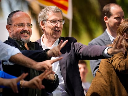 El presidente del PP, Alberto Núñez Feijóo (en el centro) junto al candidato a la presidencia de la Generalitat Alejandro Fernández (izquierda) durante un mitin-butifarrada este sábado en Badalona.