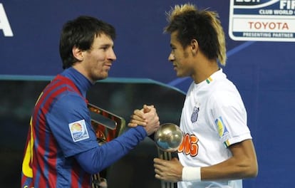 Messi y Neymar se saludan en el Mundial de Clubes en 2011.