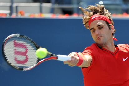 Roger Federer devuelve la pelota al israelí Dudi Sela.