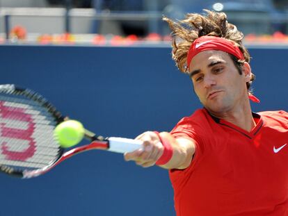 Roger Federer devuelve la pelota al israelí Dudi Sela.