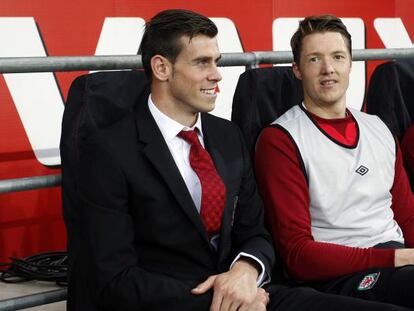 Bale, ayer vestido de traje en el banquillo durante el Gales-República de Irlanda.