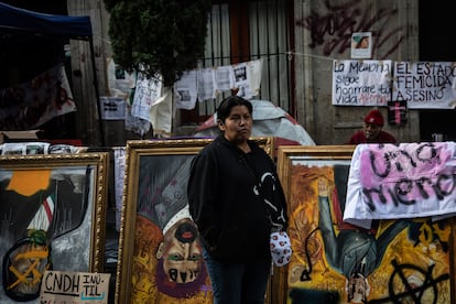 Una de las integrantes de Ni Una Más, este lunes frente a la sede de la CNDH.