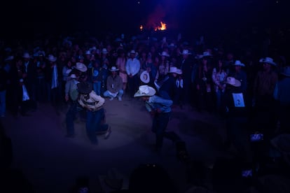 Concursantes bailan 'el calabaceado', danza folklórica reconocida como patrimonio cultural por la Secretaría de Cultura de Baja California.