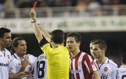 Herrera ve la cartulina roja ante el Valencia