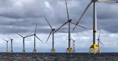 Molinos de energía eólica marina.