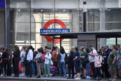 Decenas de viajeros esperan en una parada de autobús en Londres, durante una de las huelgas convocadas por los trabajadores ferroviarios el pasado 21 de junio.