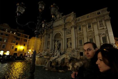 Imagen de la popular Fontana de Trevi de Roma, tras el apagón que también se ha secundado en la capital italiana.